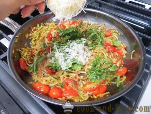 Спагети скуош със сирене и домати