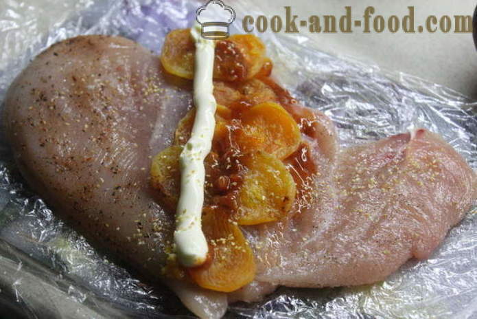 Пилешки рула с ананас и кайсии - как да се направи рула с пиле, с една стъпка по стъпка рецепти снимки