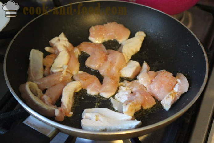 Delicious говеждо Строганов от пилешки гърди със заквасена сметана и горчица - как да се направи говеждо Строганов от пиле с брашно, стъпка по стъпка рецепти снимки