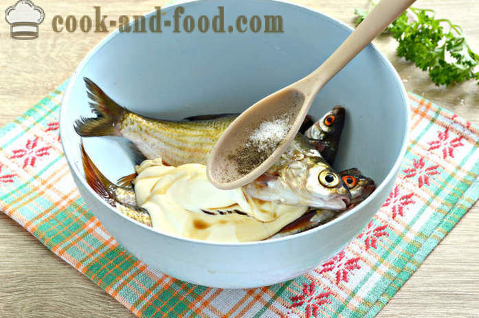 Малките риби печен в пещ - как да се готви вкусни малка река риба, стъпка по стъпка рецепти снимки
