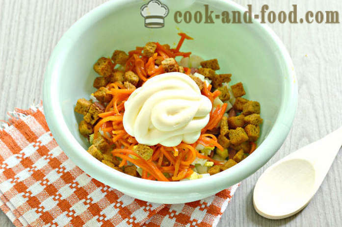 Салата с крутони, корейски моркови, наденички - Как да се подготви салата с крутони и майонеза, стъпка по стъпка рецепти снимки
