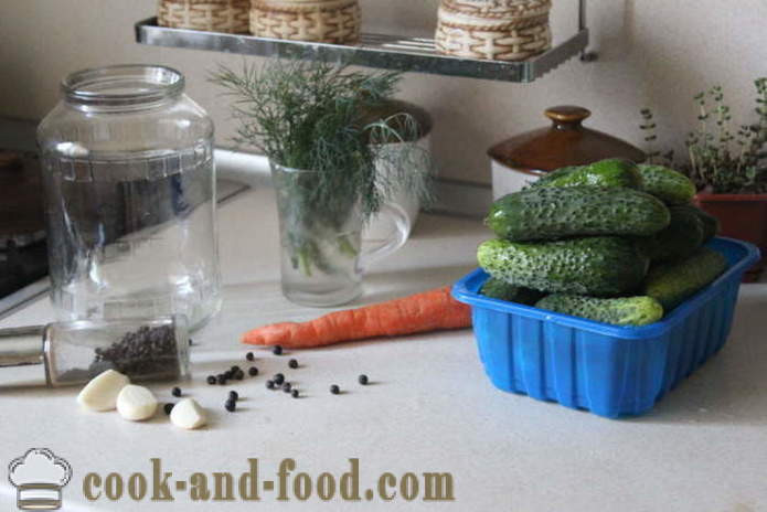 Хрупкави солени краставици бързо хранене - като сол солени краставици в една банка, стъпка по стъпка рецепти снимки