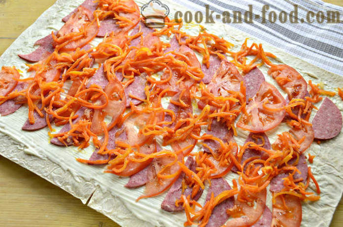 Предястие от питка с колбас - как да се направи питка руло с плънка от колбаси, стъпка по стъпка рецепти снимки