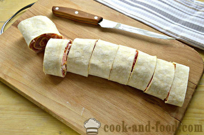 Предястие от питка с колбас - как да се направи питка руло с плънка от колбаси, стъпка по стъпка рецепти снимки