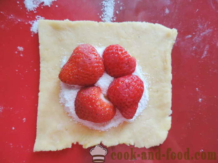 Маслена тесто с ягоди във фурната - как да се пекат сладкиш от маслено тесто с пълнеж от ягоди, стъпка по стъпка рецепти снимки