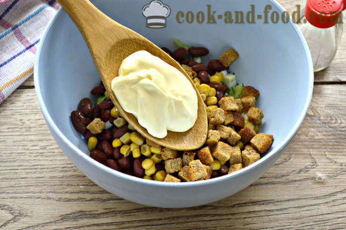 Салата с консерви боб и бисквити - Как да си направим боб салата с крутони, стъпка по стъпка рецепти снимки