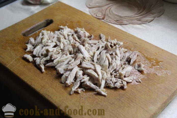 Layered салата с пиле и кисели лук - Как да се подготви салата с мариновани лук и пиле, с една стъпка по стъпка рецепти снимки