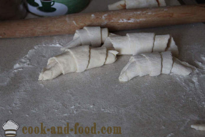 Кроасани от завършения бутер тесто - как да се направи кроасани със сладко от тестото, с една стъпка по стъпка рецепти снимки