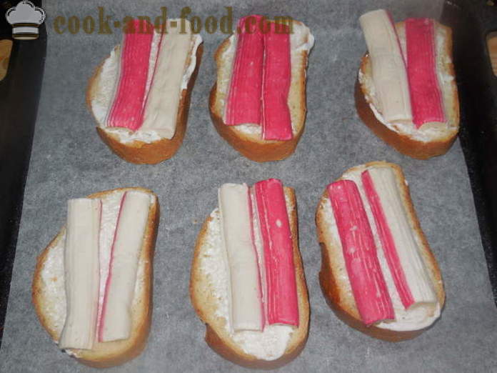 Горещи сандвичи със сирене и раци пръчки - как да се правят топли сандвичи във фурната, с една стъпка по стъпка рецепти снимки