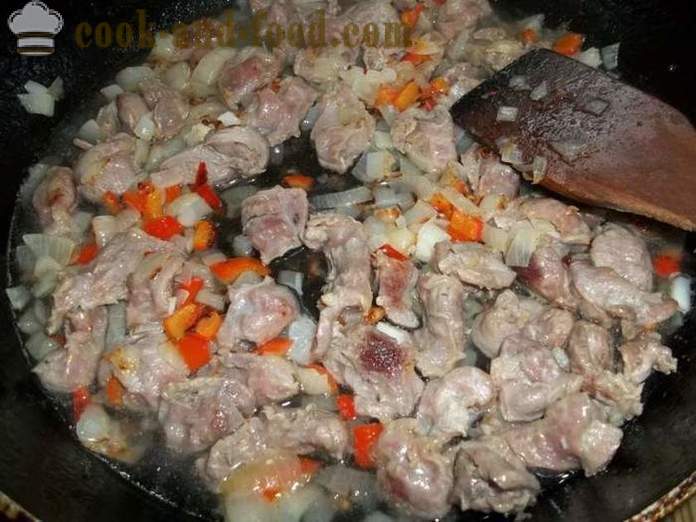 Вентрикули пиле, задушено в сметанов сос в тиган - как да се готви вкусни пилешки стомахчета, стъпка по стъпка рецепти снимки