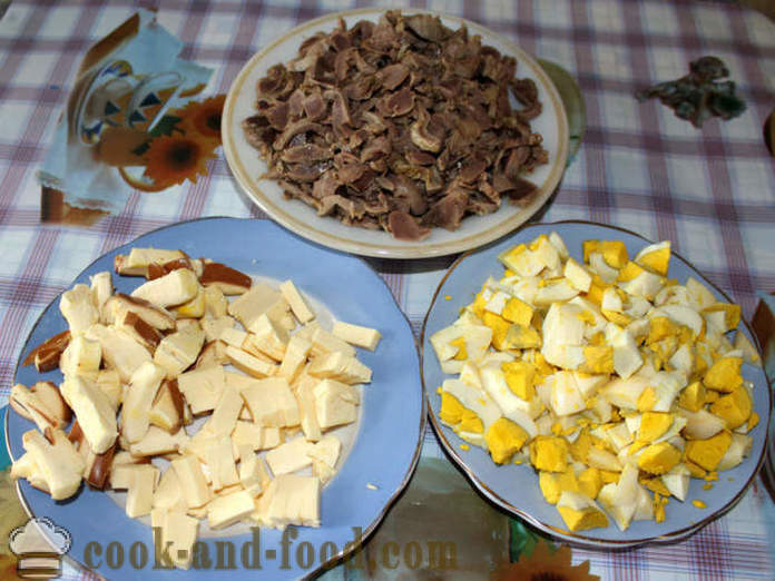 Салата с наденица сирене и пилешко пъпове - как да се направи салата от воденички и сирене, с една стъпка по стъпка рецепти снимки