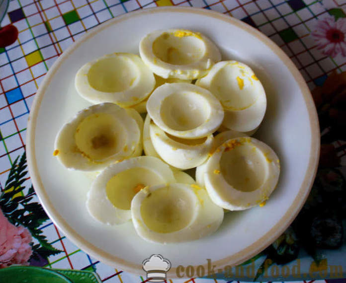 Пълнен яйчен жълтък и сардина, че да се направи пълнени яйца с консервирана храна, стъпка по стъпка рецепти снимки