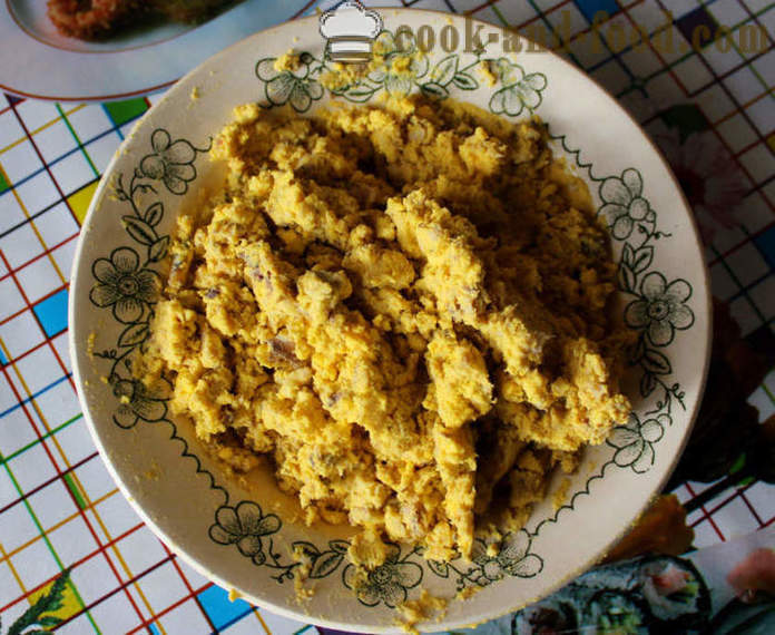 Пълнен яйчен жълтък и сардина, че да се направи пълнени яйца с консервирана храна, стъпка по стъпка рецепти снимки