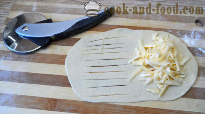 Дрожди рула със сирене - как да се готвя оригинален закуска, стъпка по стъпка рецепти снимки