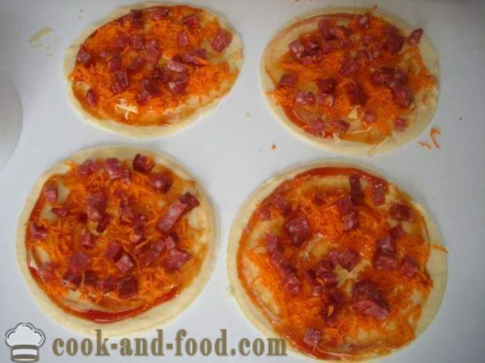 Мини пица бутер тесто с колбас и кашкавал - как да се направи мини-пица бутер тесто, с една стъпка по стъпка рецепти снимки