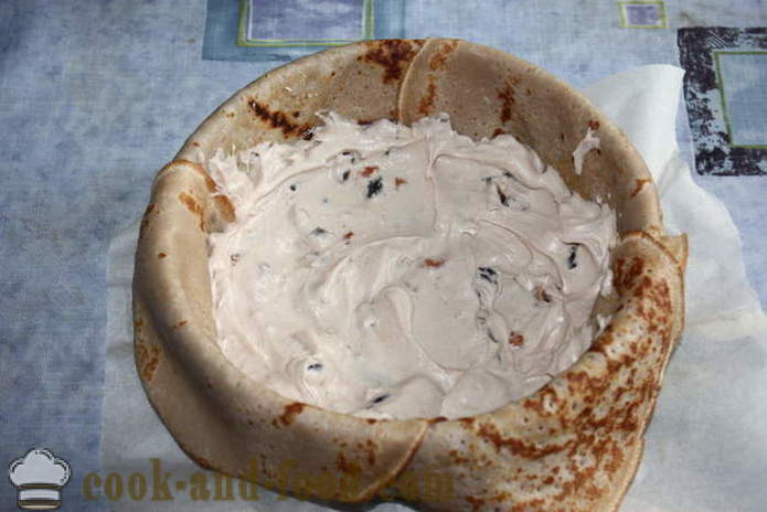 Домашна торта с палачинки сирене рикота и гарнирани със сметана