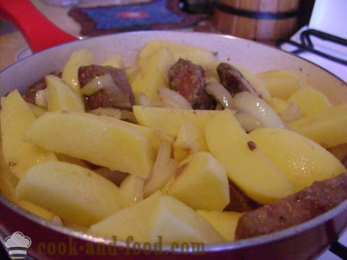 Черен дроб с картофи в тенджера - как да готвят говеждо черния дроб с картофи, стъпка по стъпка рецепти снимки