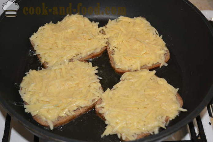 Горещи сандвичи с настъргани сурови картофи - Как да направим горещи сандвичи в тигана, стъпка по стъпка рецепти снимки