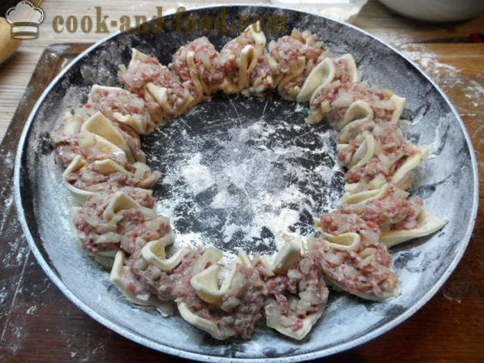 Пъф баница Хризантемата - как да се готви месо пай Хризантемата бутер тесто, с една стъпка по стъпка рецепти снимки