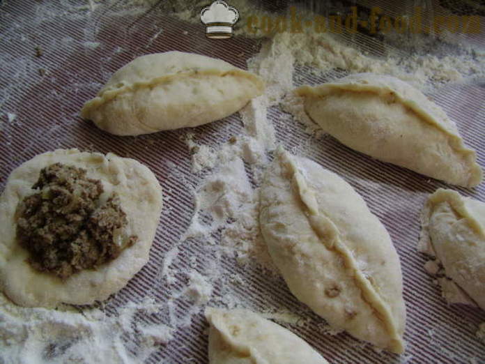 Вкусни пържени пайове с черния дроб - как да се готвя пайове с чернодробна пържени в тиган, с една стъпка по стъпка рецепти снимки