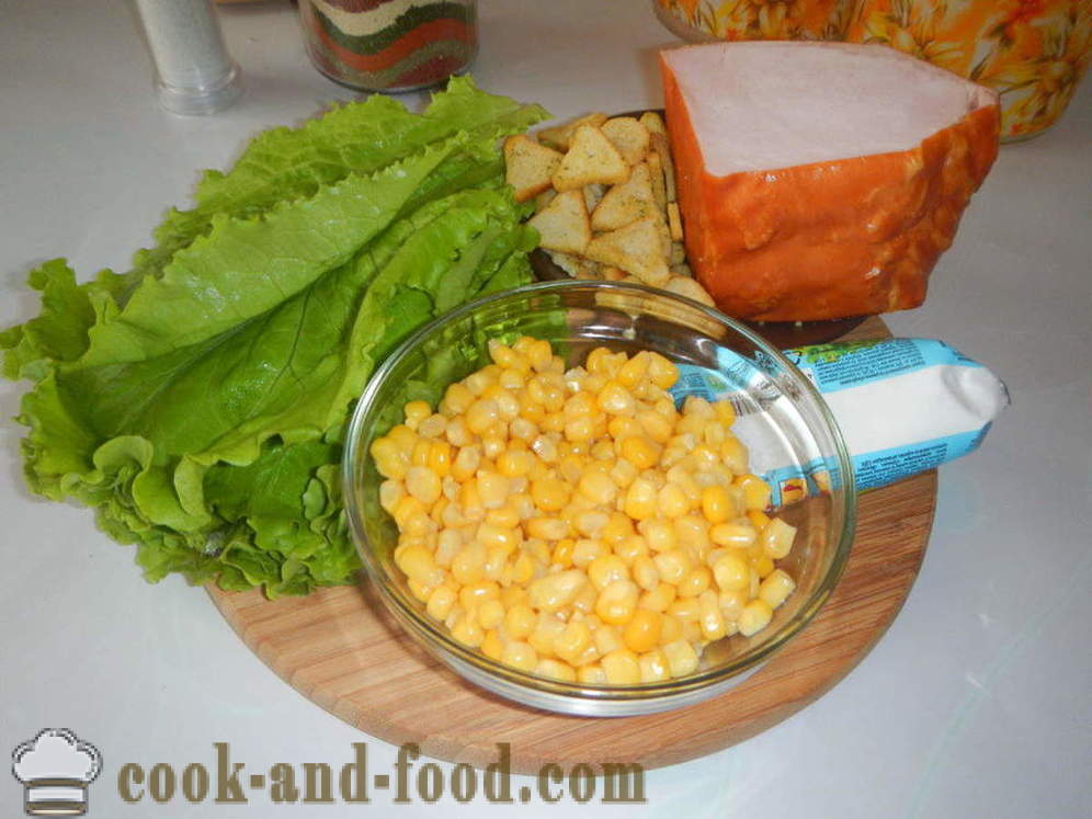 Вкусна салата с крутони и царевица - как да се подготви салата с крутони и царевица бързо, стъпка по стъпка рецепти снимки