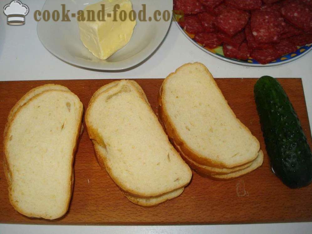 Сандвичи с колбаси, сирене и краставици - как да се направи сандвич с колбас и кашкавал, с една стъпка по стъпка рецепти снимки