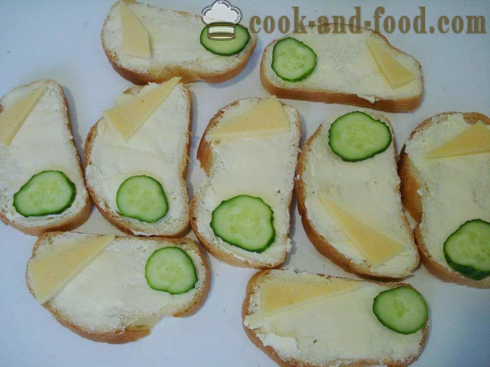 Сандвичи с колбаси, сирене и краставици - как да се направи сандвич с колбас и кашкавал, с една стъпка по стъпка рецепти снимки