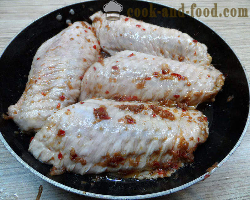 Печени пуешки крилца - как да се готвя пуйка крила са вкусни, с една стъпка по стъпка рецепти снимки
