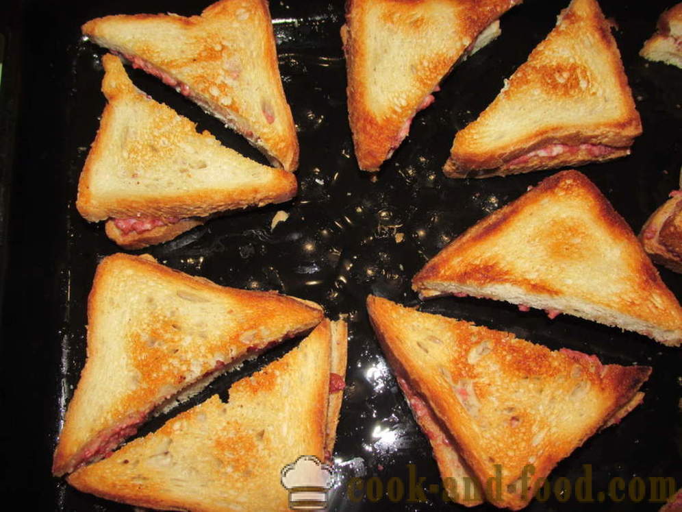 Горещи сандвичи във фурната с наденица и сирене - как да се направи горещи сандвичи във фурната, с една стъпка по стъпка рецепти снимки