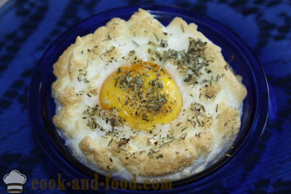 Необичайни яйца със сирене в тенекии - как да се готвя бъркани яйца във фурната, с една стъпка по стъпка рецепти снимки