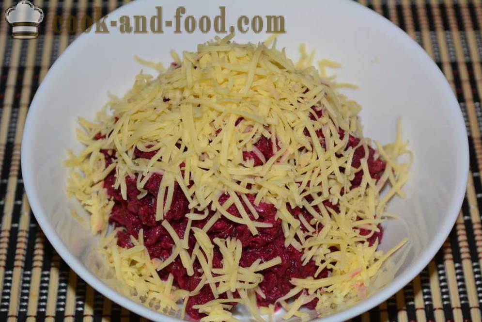 Цвеклото салата с чесън и сирене - как да се готвя цвекло салата с чесън и сирене рецепта със снимка