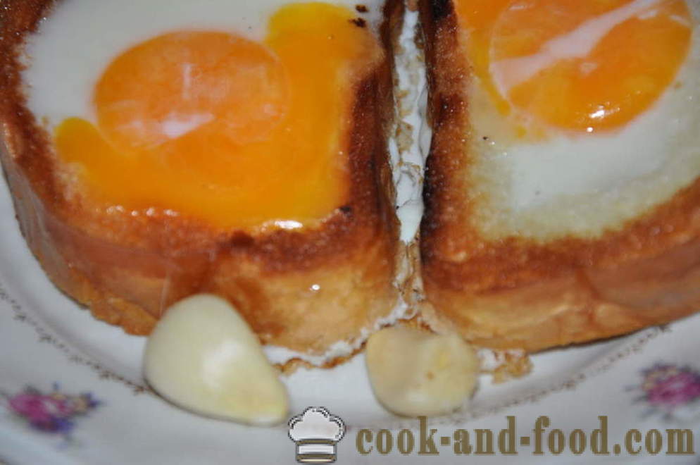 Необичайни яйца в питката в тигана - как да се направи един необичаен яйца, стъпка по стъпка рецепти снимки