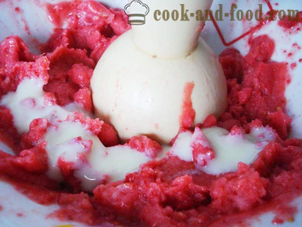 Кремообразна ягодов сладолед от замразени плодове и кондензирано мляко - как да се направи бърза домашна сладолед с ягоди, стъпка по стъпка рецепти снимки