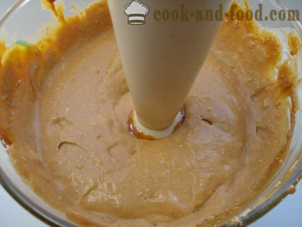 Delicious вафла ролки със сгъстено мляко и ядки - как да се готвя крем вафлени ролки, стъпка по стъпка рецепти снимки