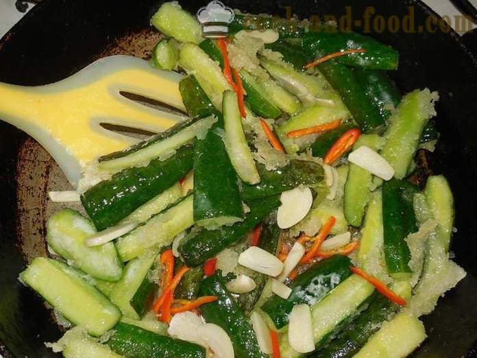 Пържена краставица с люта чушка, чесън и сусам, как да се готвя пържено краставица - стъпка по стъпка рецепти снимки