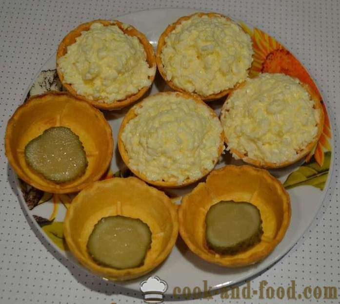 Вкусни ваканционни tartlets със сирене и яйца - една проста рецепта за пълнене и красиво декорирани закуски тарталета със снимка