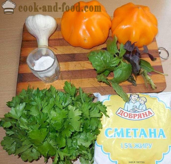 Прост и вкусна салата от пресни домати с заквасена сметана, чесън и босилек - как да готвят доматен салата - рецепта със снимки - стъпка по стъпка