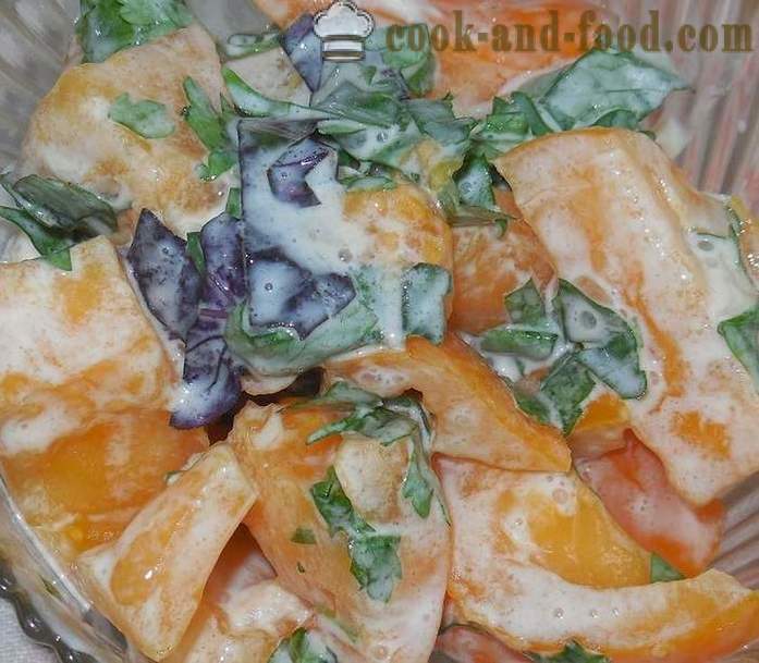 Прост и вкусна салата от пресни домати с заквасена сметана, чесън и босилек - как да готвят доматен салата - рецепта със снимки - стъпка по стъпка