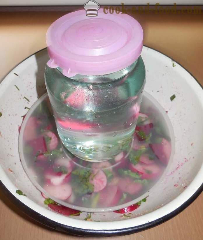 Мариновани репички с цвекло и зелен лук - вкусно салата от ряпа - рецептата със снимка