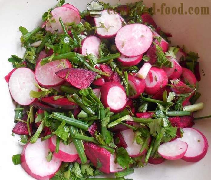 Мариновани репички с цвекло и зелен лук - вкусно салата от ряпа - рецептата със снимка