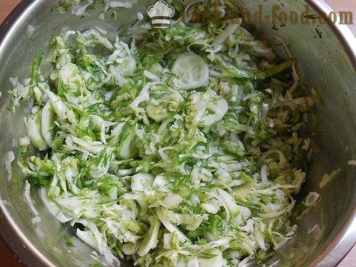 Delicious салата от зеле и краставици млад с оцет и слънчогледово масло - стъпка по стъпка рецепти снимки