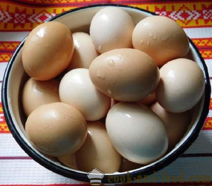 Как да боядисате яйцата в лук кожи с модел или равномерно - рецептата със снимка - стъпка през правилния цвят на яйца лук кожи