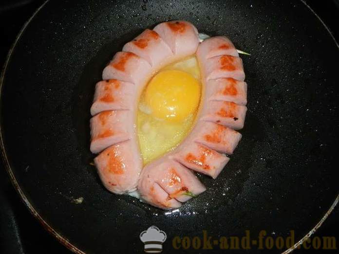 Вкусни и красиви яйца с наденица в лодка за закуска - как да се готвя пържени яйца пържени яйца в тиган наденица един - просто стъпка по стъпка рецепти снимки