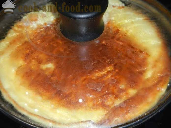 Delicious въздух омлет със заквасена сметана в тенджера - как да се готвя бъркани яйца със сирене, стъпка по стъпка рецепта със снимки.
