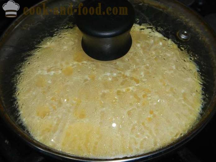 Delicious въздух омлет със заквасена сметана в тенджера - как да се готвя бъркани яйца със сирене, стъпка по стъпка рецепта със снимки.
